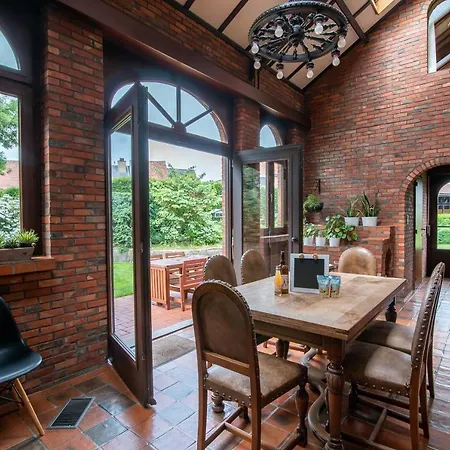 Lovely In With Fenced Garden *